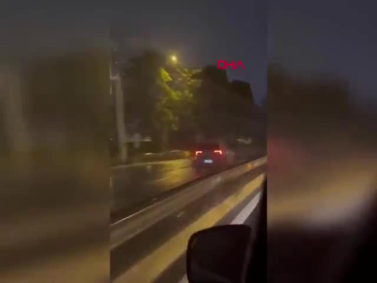 E-5'te kazaya davetiye çıkaran anlar kamerada! Dakikalarca ters şeritten gitti