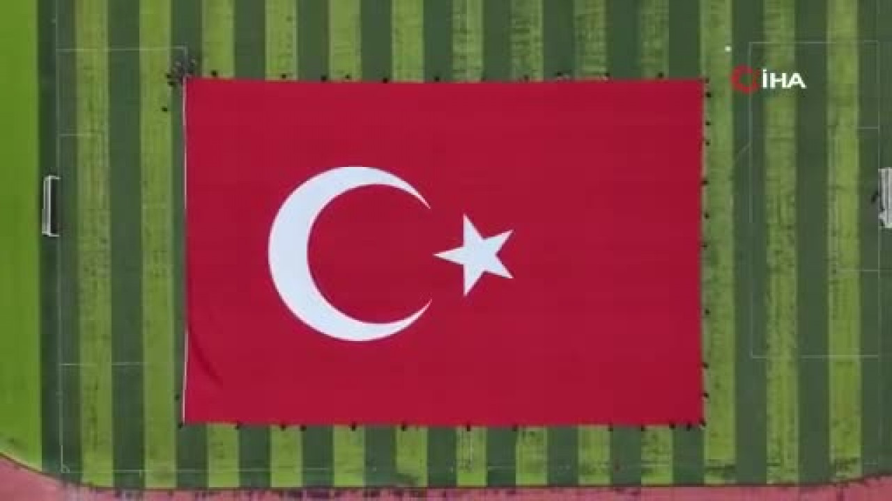 Gökyüzü kırmızıya büründü! Dev Türk bayrağı hayran bıraktı
