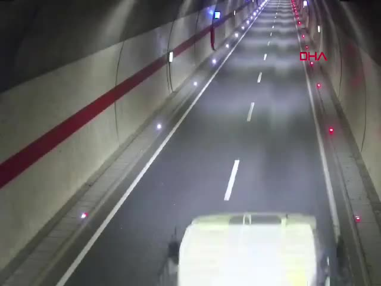 Tünelde feci kaza! Beton mikserine çarpan otomobil alev aldı