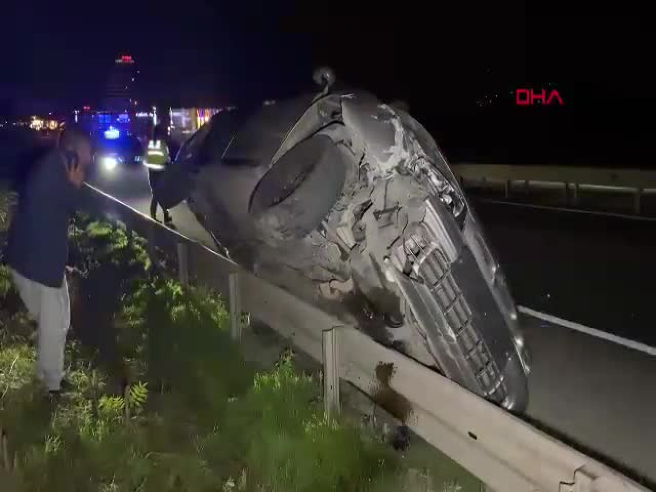 Bursa'da gece yarısı korkutan kaza! Otomobil bariyerlerin üzerine çıktı