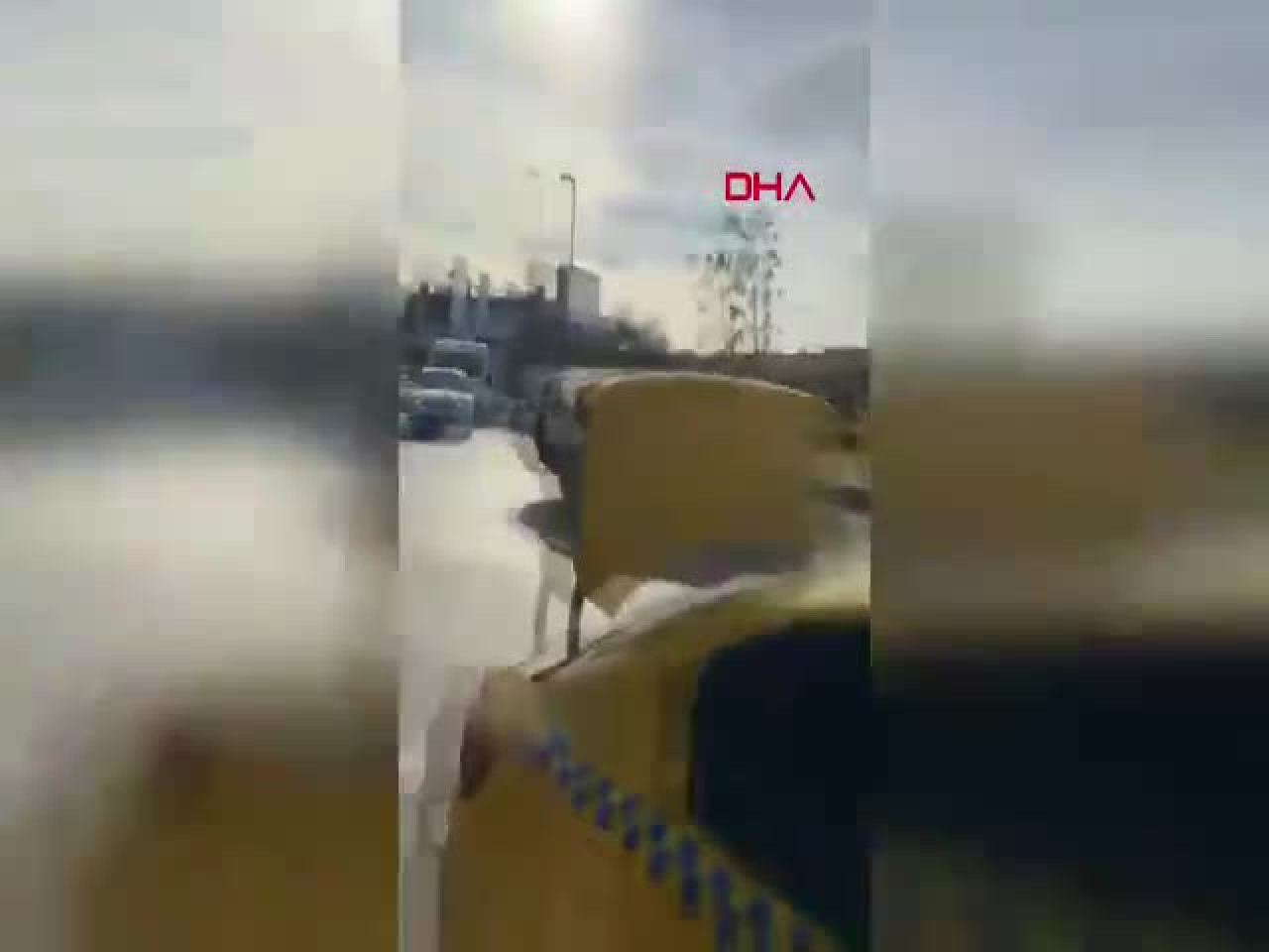 Taksici ve yolcu arasında yardım tartışması: "Ben nakliyeci değilim"