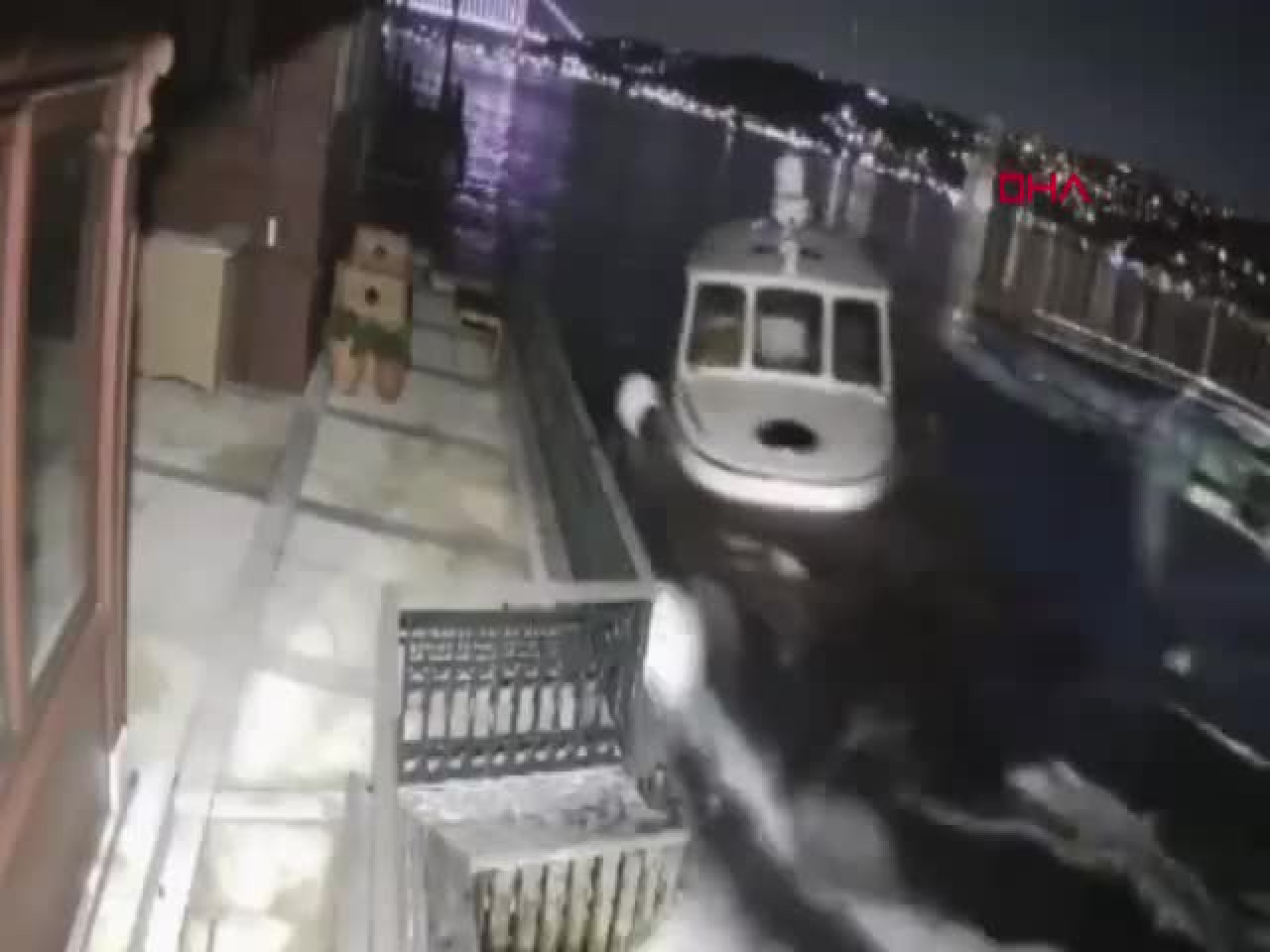 Üsküdar'da yolcu vapuru yalıya ve tekneye çarptı: Korku dolu anlar kamerada