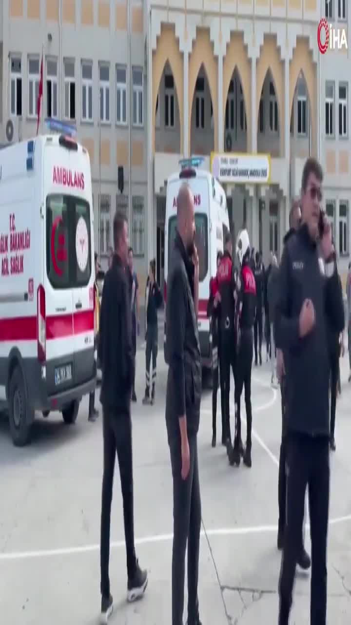 Lisede bıçaklı kavga! Ekipler olay yerine sevk edildi