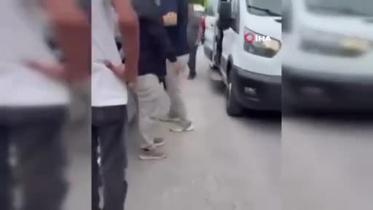 Bursa'da okul önünde servis şoförleri birbirine girdi! Kameralar o anları kaydetti