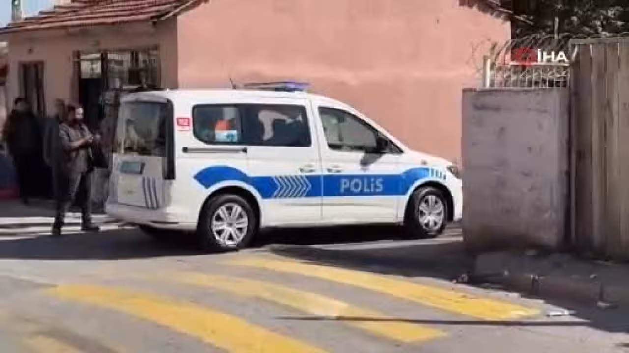 Ortaokul öğrencisinin çantasından tabanca çı...