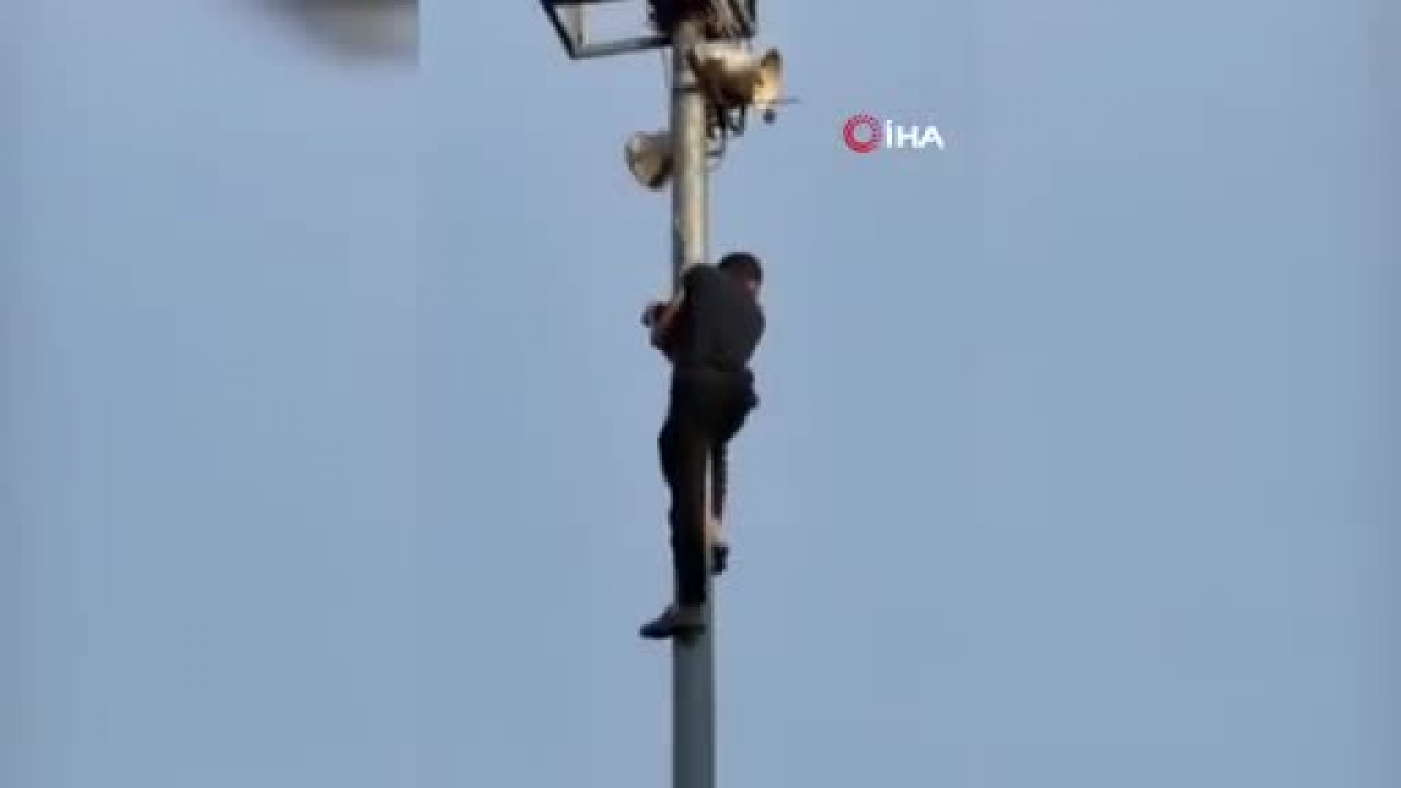 Direğin tepesine çıktı, yürekler ağza geldi! İlçe Başkanı'nın hamlesi gündem oldu
