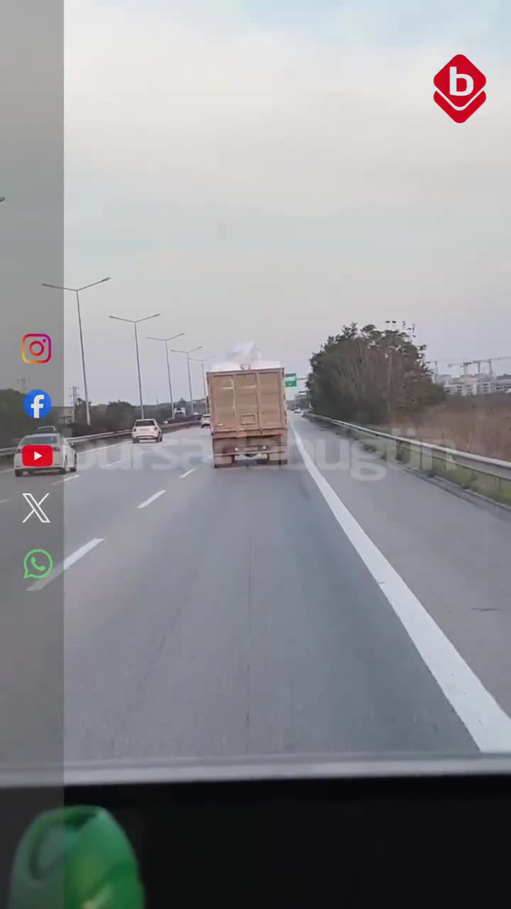 Bursa Çevre Yolu'nda tehlikeli görüntü Kamyonu ayaklarıyla sürüp telefonla oynadı!