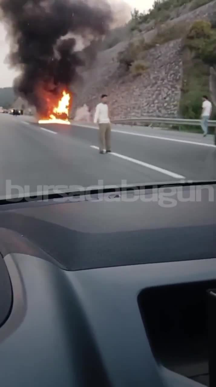 Bursa'da seyir halindeki araç alevler içinde kaldı!