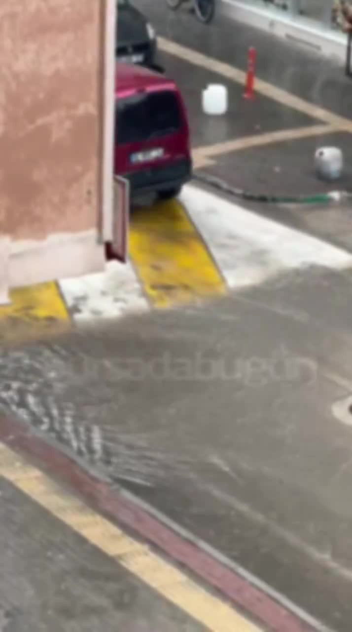 Bursa'da yağmur aniden bastırdı! Yollarda su birikintileri oluştu...