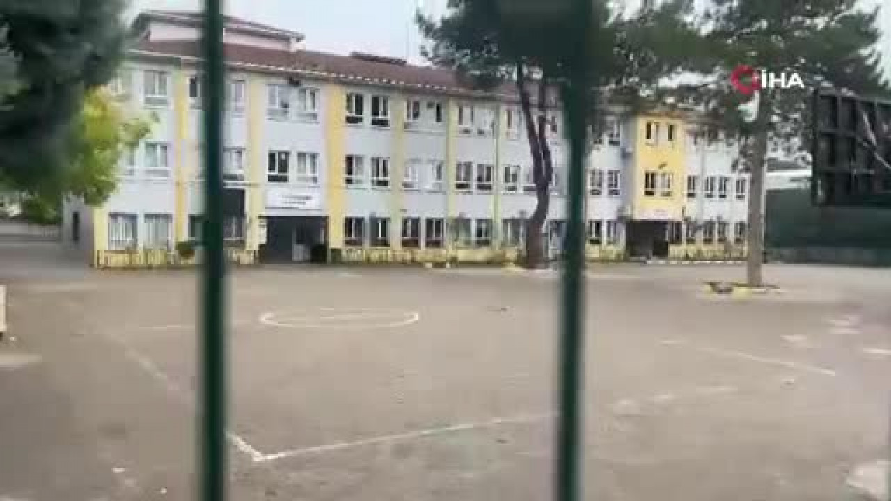 Kız öğrencilerin kavgasını ayıran hizmetli darbedildi, öğretmen bayıldı!