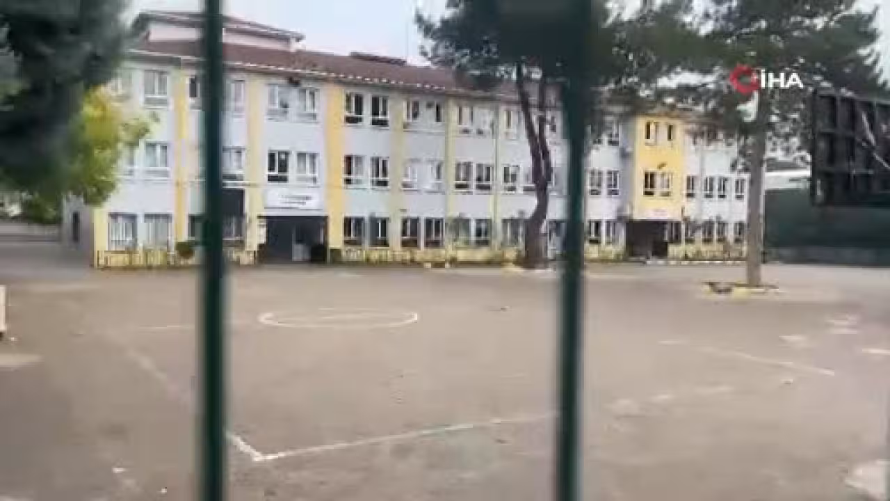 Kız öğrencilerin kavgasını ayıran hizmetli d...