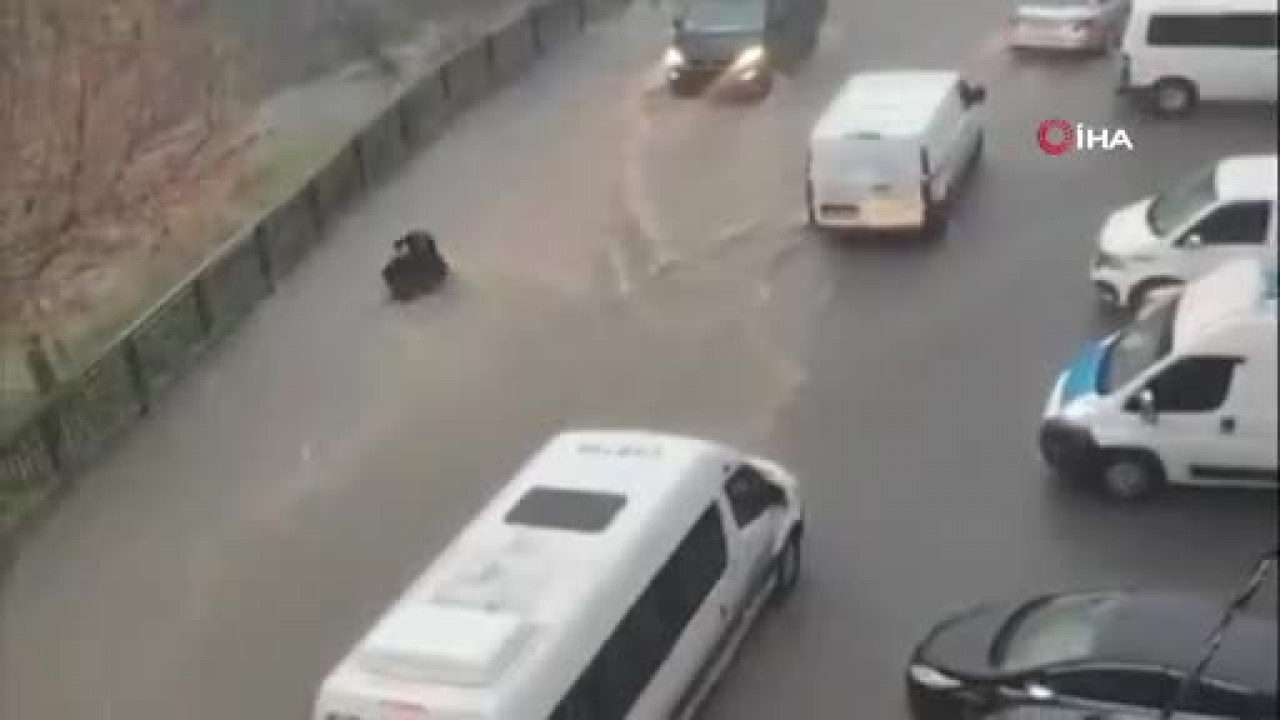 Sokaklar göle döndü! Kabus gibi anlar: Kadın canını zor kurtardı