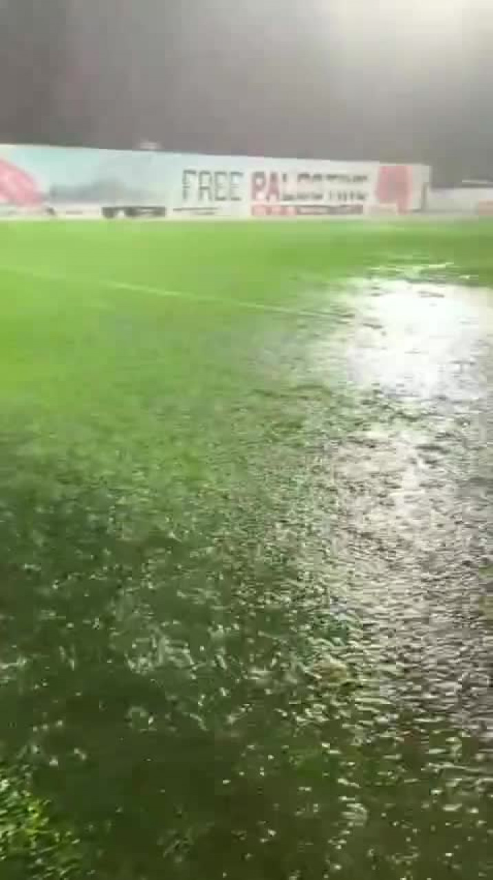 Sağanak maçı tatil etti, yedek kulübesini su bastı
