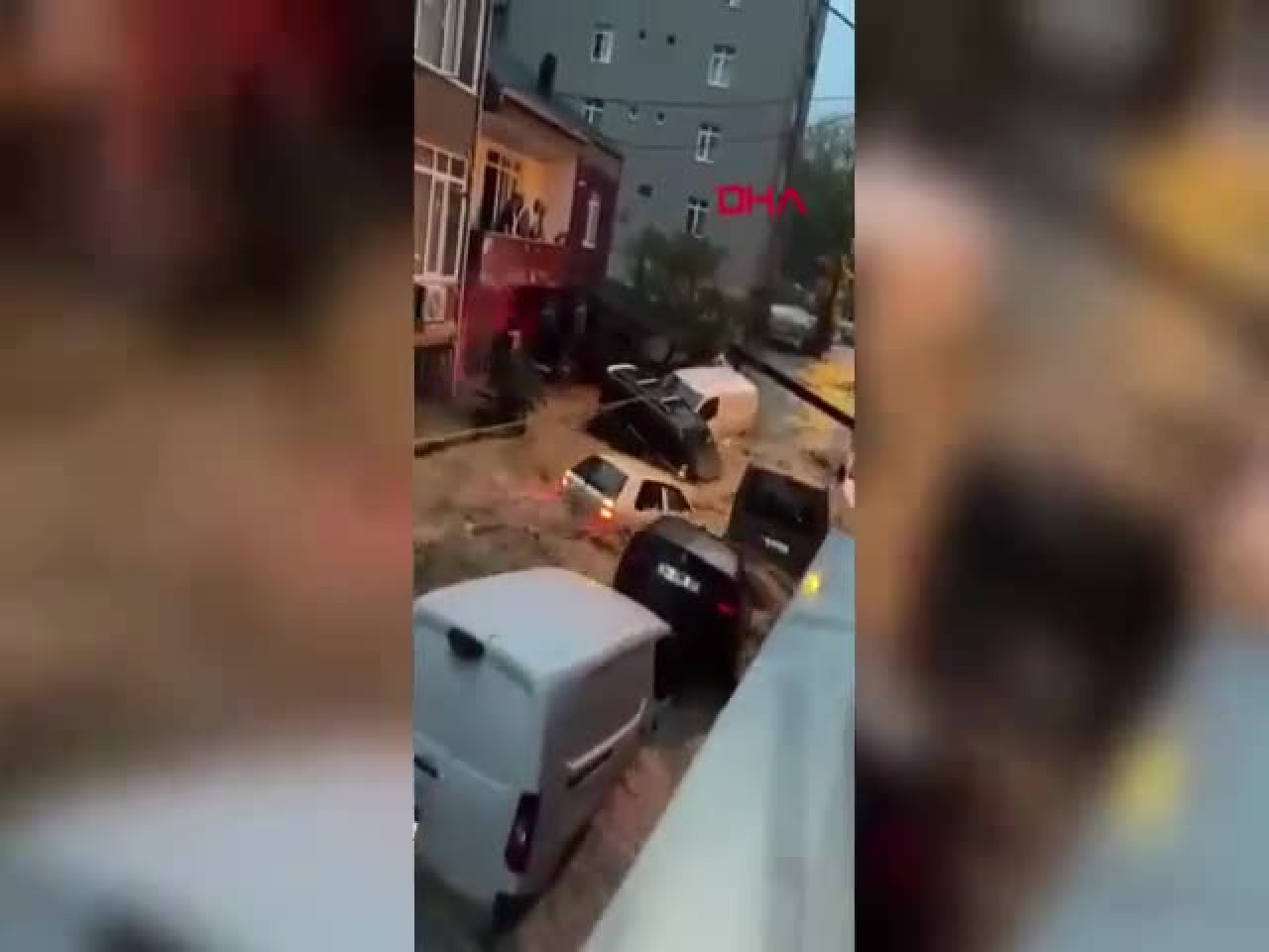 Sel dev metropolü adeta esir aldı! Görüntüler korkunç