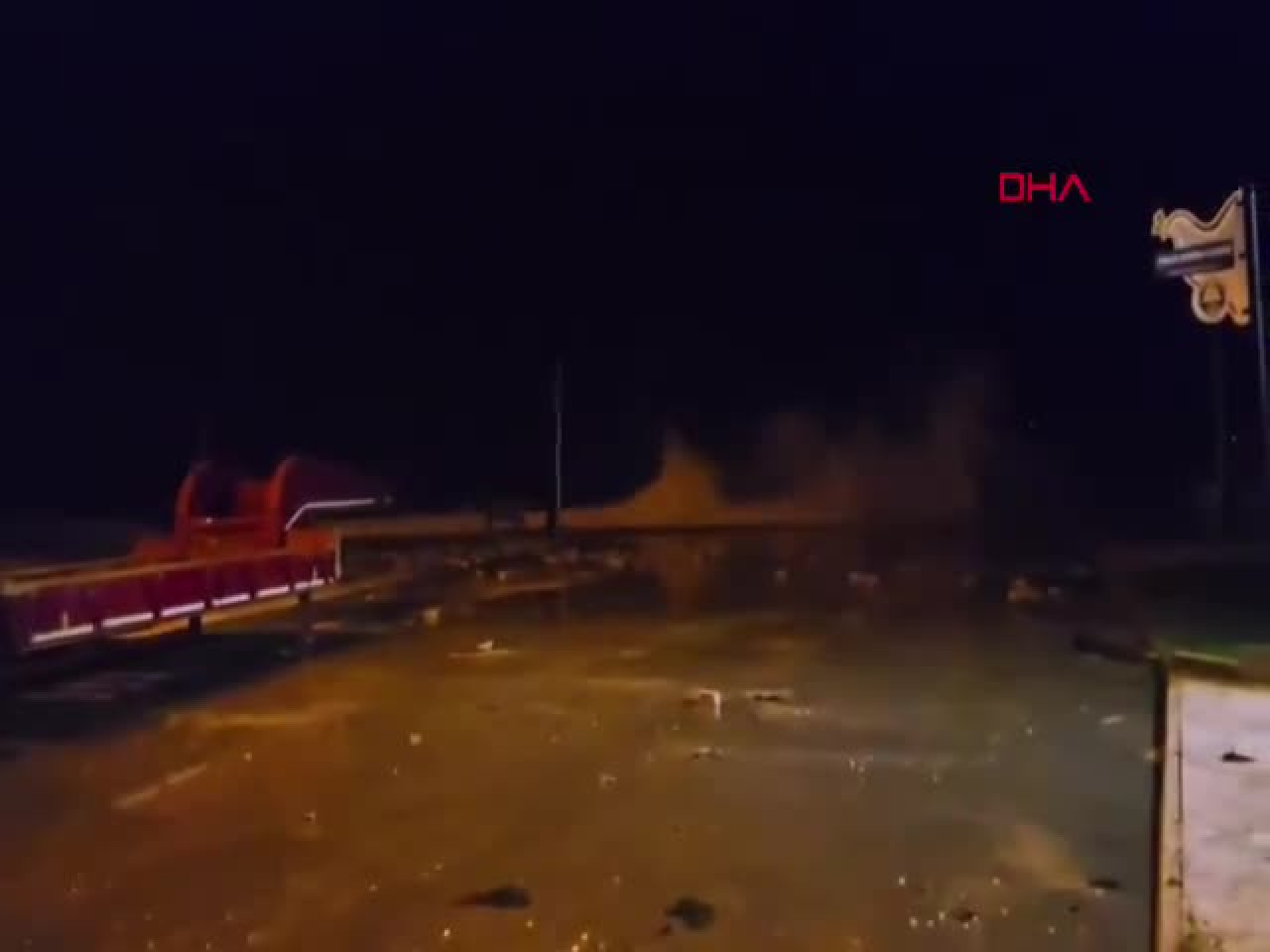 Bursa'da fırtına sahili vurdu! Taşlar yerinden söküldü