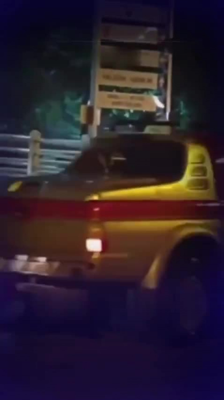 Sağanak yağış dursun diye köprüde kurban kestiler!