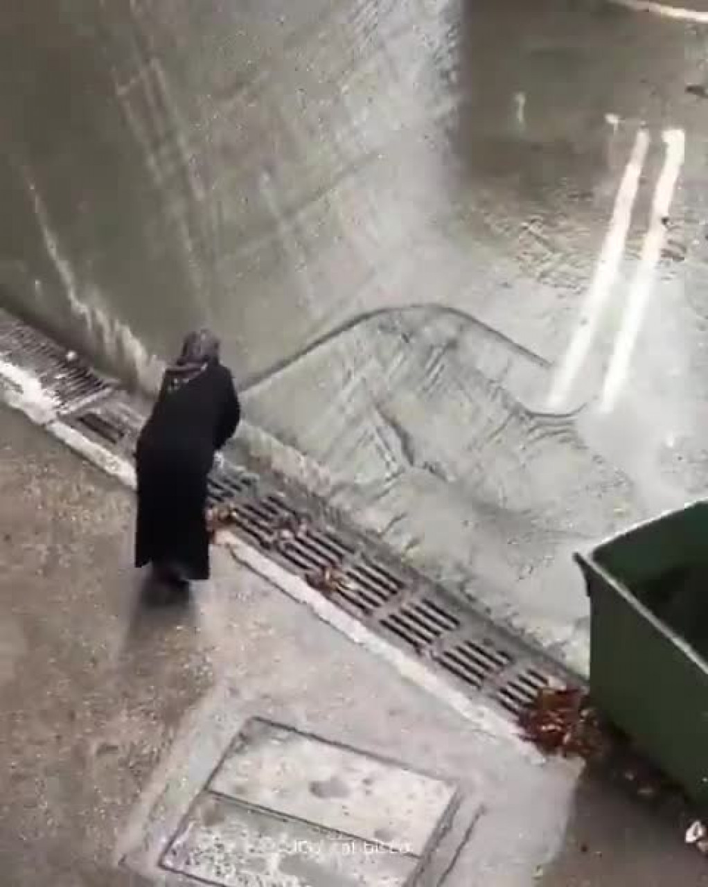 Şiddetli yağmura teslim olan kentte takdir toplayan görüntü! Bastonuyla yardıma koştu...
