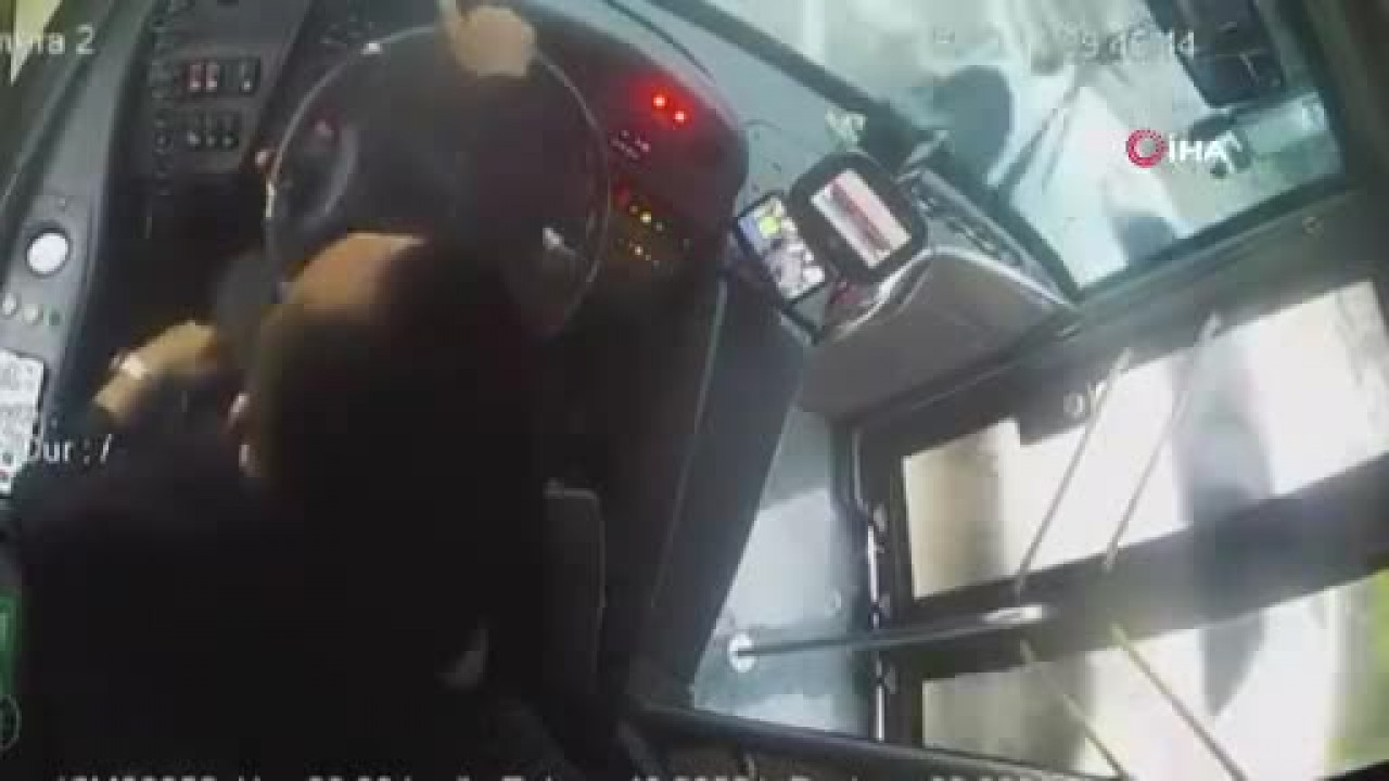 Bursa'da şoförle tartıştı, otobüsün camını yumrukla parçaladı!