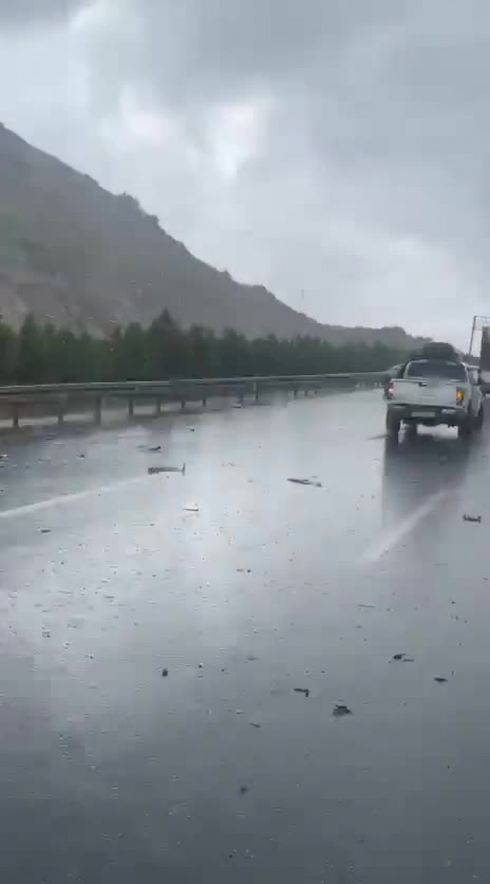 Bursa yolunda yağışlı havada kaza! Otomobil bariyerlere çarptı