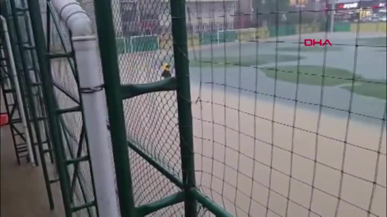 Spor okulunu su bastı! Öğretmen öğrencilerini sırtında taşıdı