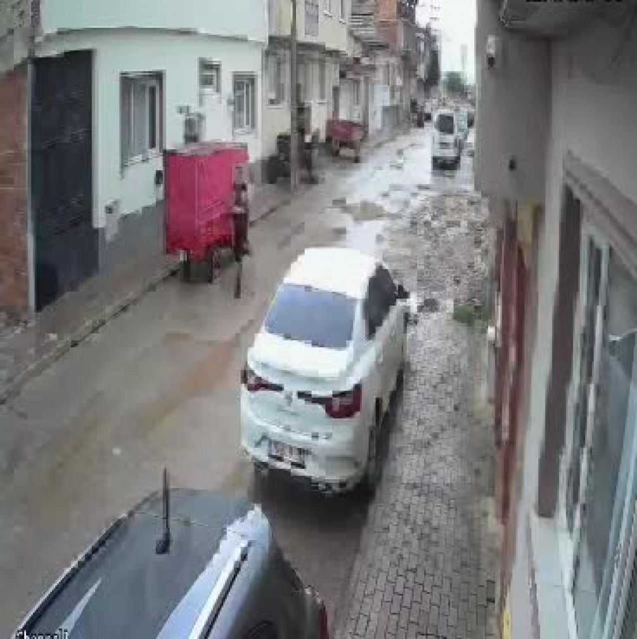 Yenişehir'de ayakkabı hırsızlığı kamerada