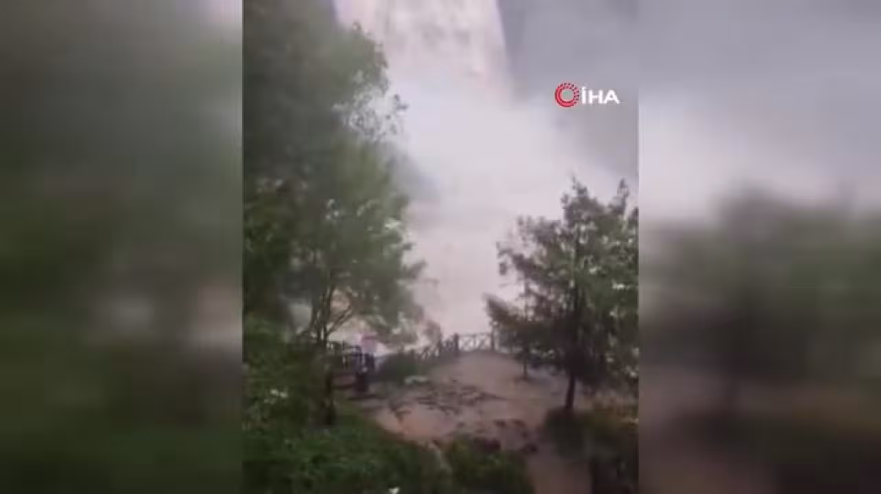 Bursa'da sağanak sonrası Suuçtu Şelalesi coş...