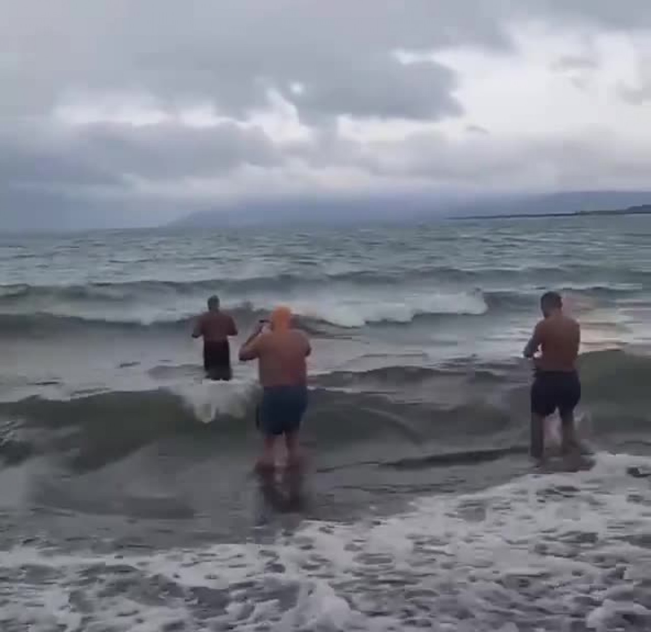 Bursa'da soğuk havaya aldırış etmediler! İznik Gölü'nde pes dedirten anlar