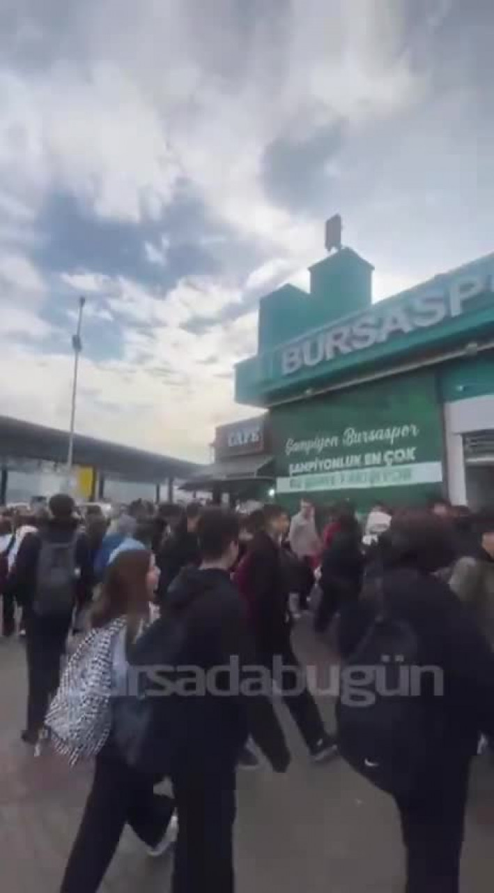 Bursa'da Acemler Metro İstasyonu'nda yoğunluk!