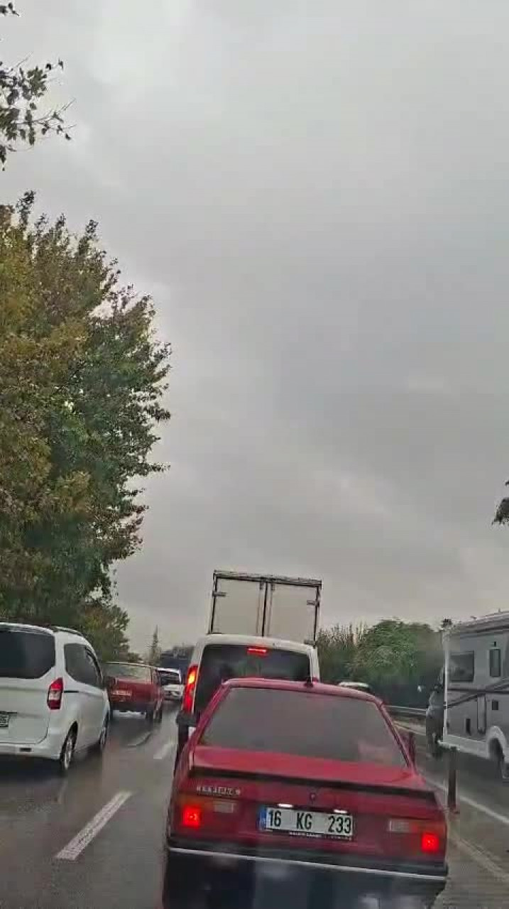 Bursa'da yağmur trafiği vurdu
