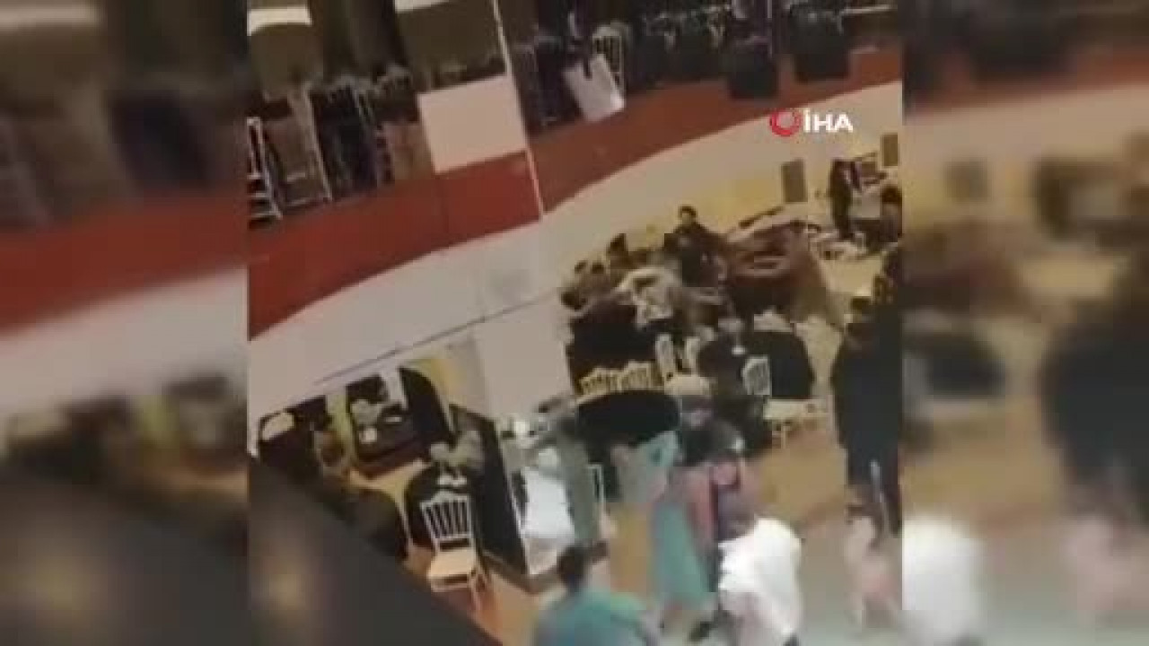 Düğün salonu değil adeta boks ringi! Takı sebebiyle çıkan rezillik...