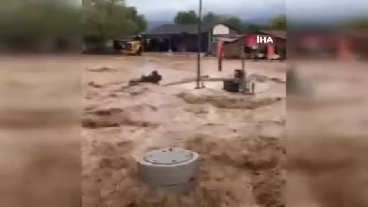 Bursa'da sağanak sonrası ekipler seferber ol...
