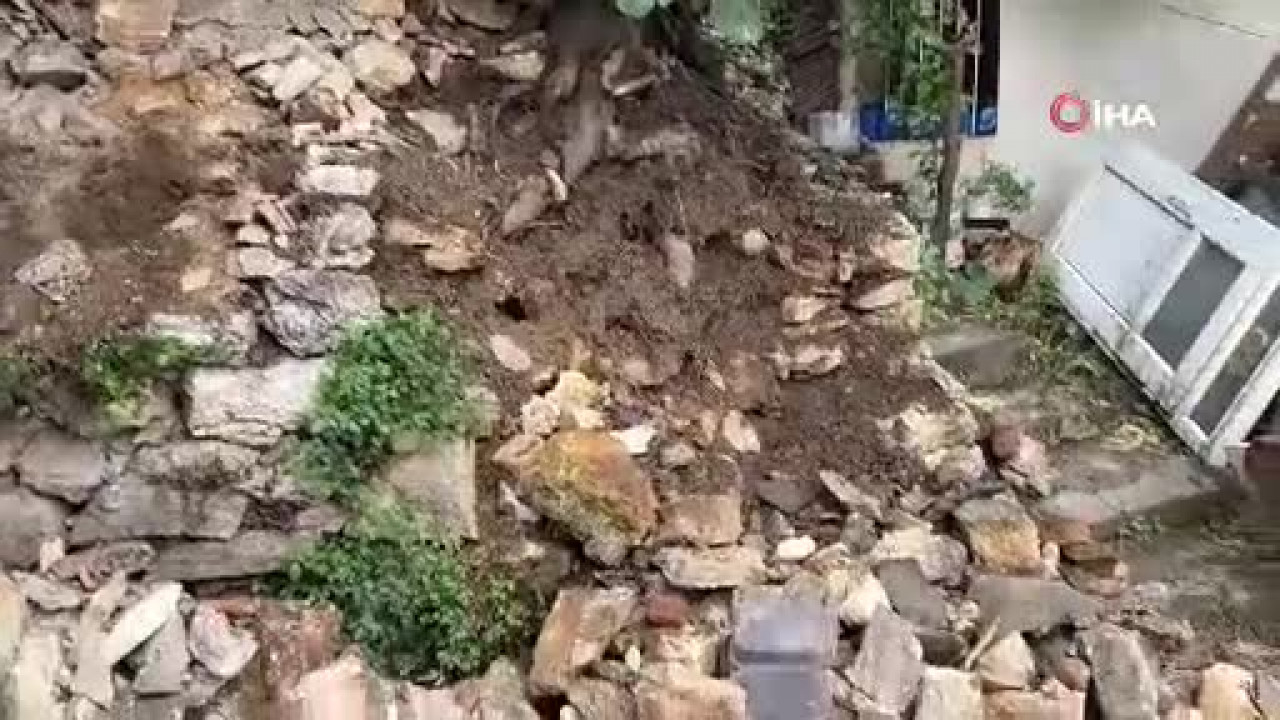 Yağmurdan dolayı toprak kaydı, taşlar devrildi