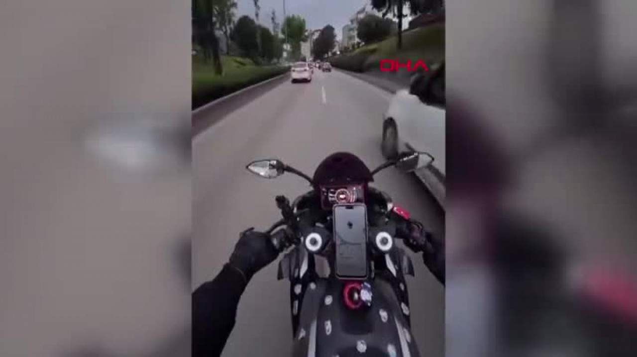 Şerit değiştiren araçtan motosikletiyle kaçarken başka otomobile çarptı