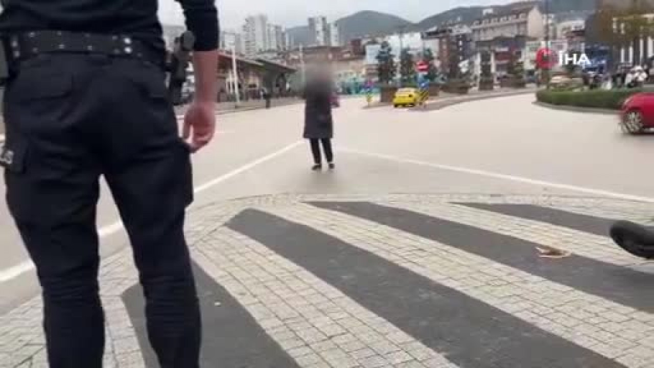 Çocuğunu göremeyen kadın boynuna bıçak dayadı, ekipler ikna etti