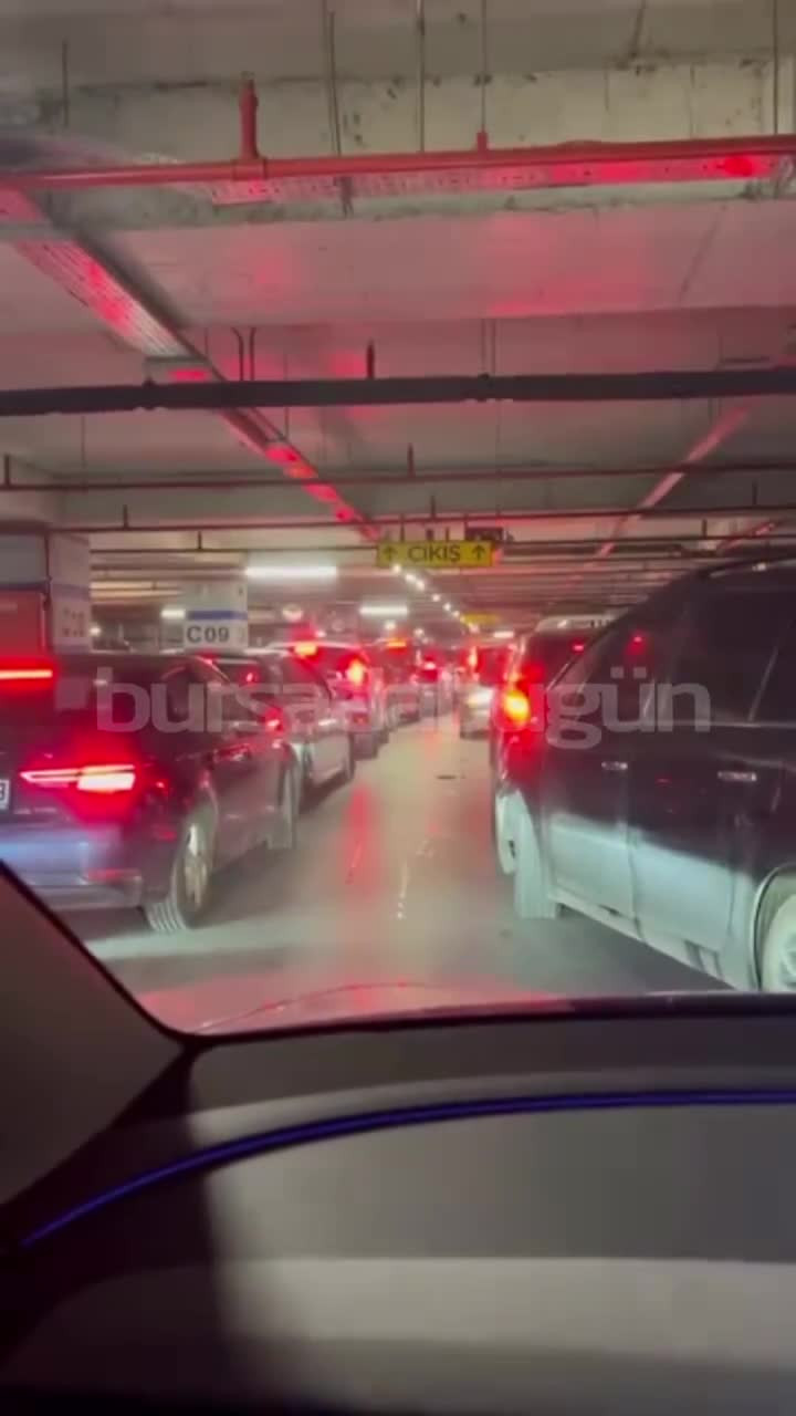 Bursa'daki ünlü AVM'de otopark felç oldu!