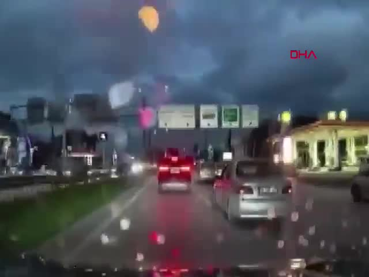 Bursa'da Yol Verme Tartışması Kamerada! Araçları Birbirlerinin Üzerine Sürdüler