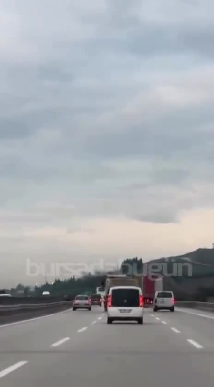 Bursa'da hızla giden kamyon trafiği tehlikeye attı!