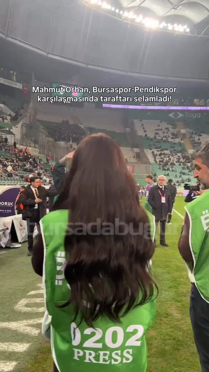 Mahmut Orhan, Bursaspor maçında! Taraftara üçlü çektirdi...