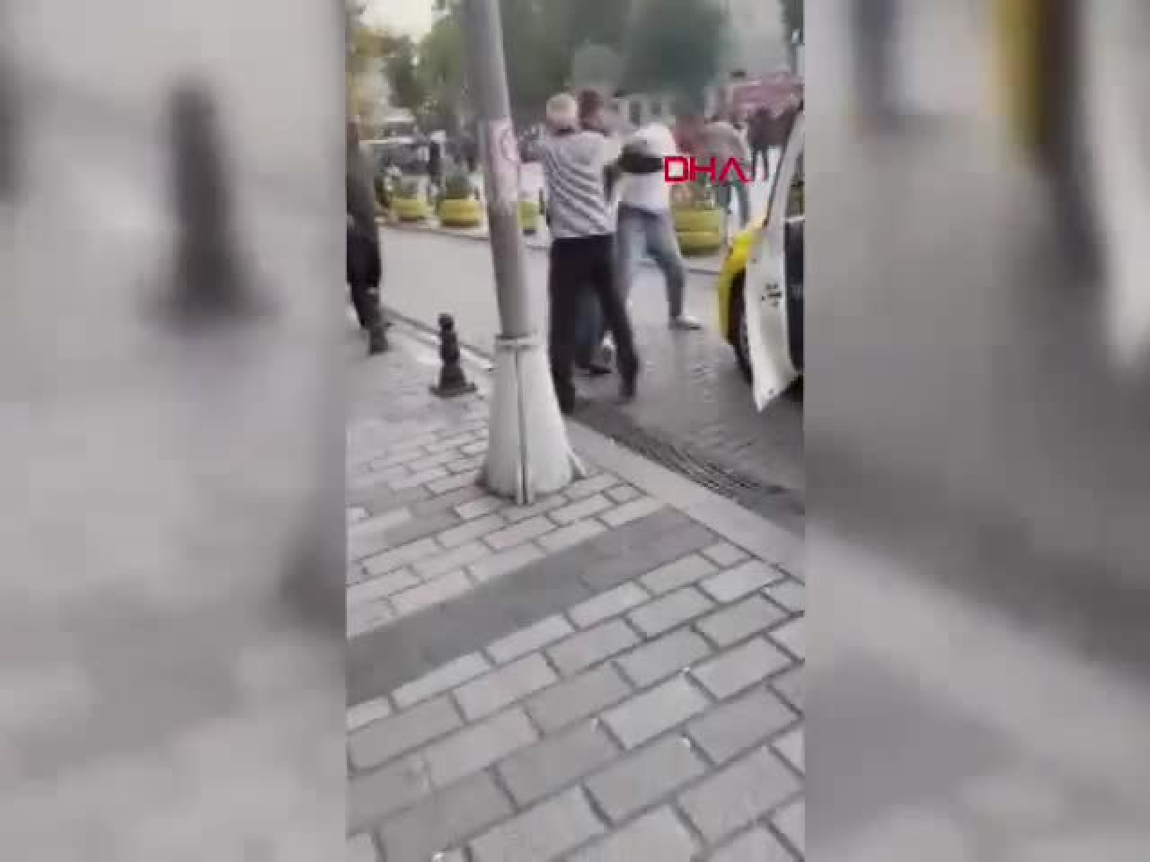 Taksicilerin 'yolcu alma' kavgası kamerada! Tekme tokat birbirlerine girdiler...