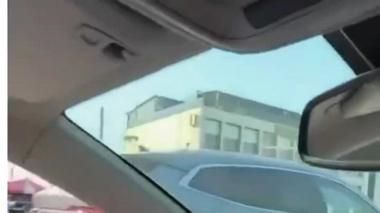 Araçtaki detayı fark eden kornaya bastı! Kadının tepkisi pes dedirtti