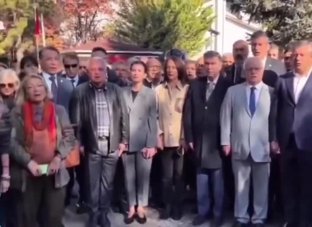 Anma töreninde beklenmedik an! Çığlık sesi Özgür Özel'i şaşkına çevirdi