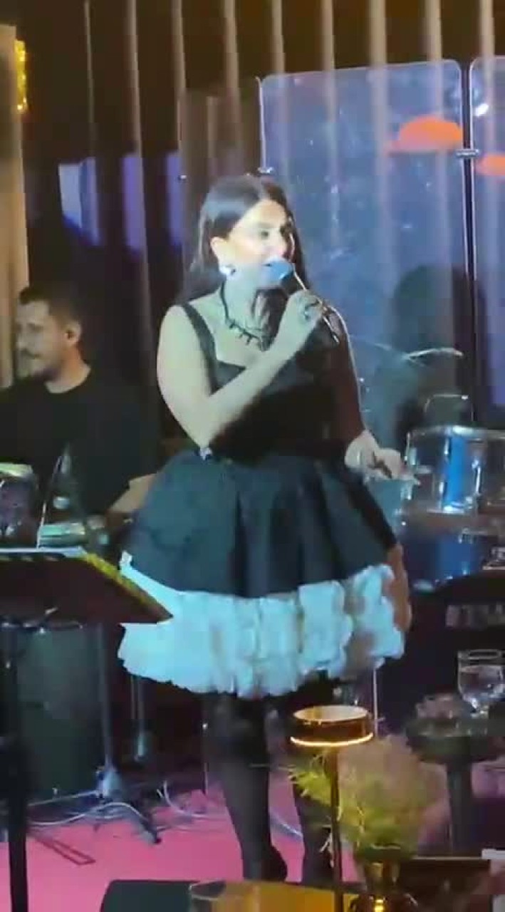 Nesrin Erol Bahtiyar Cuma gecesine şarkılarıyla renk kattı
