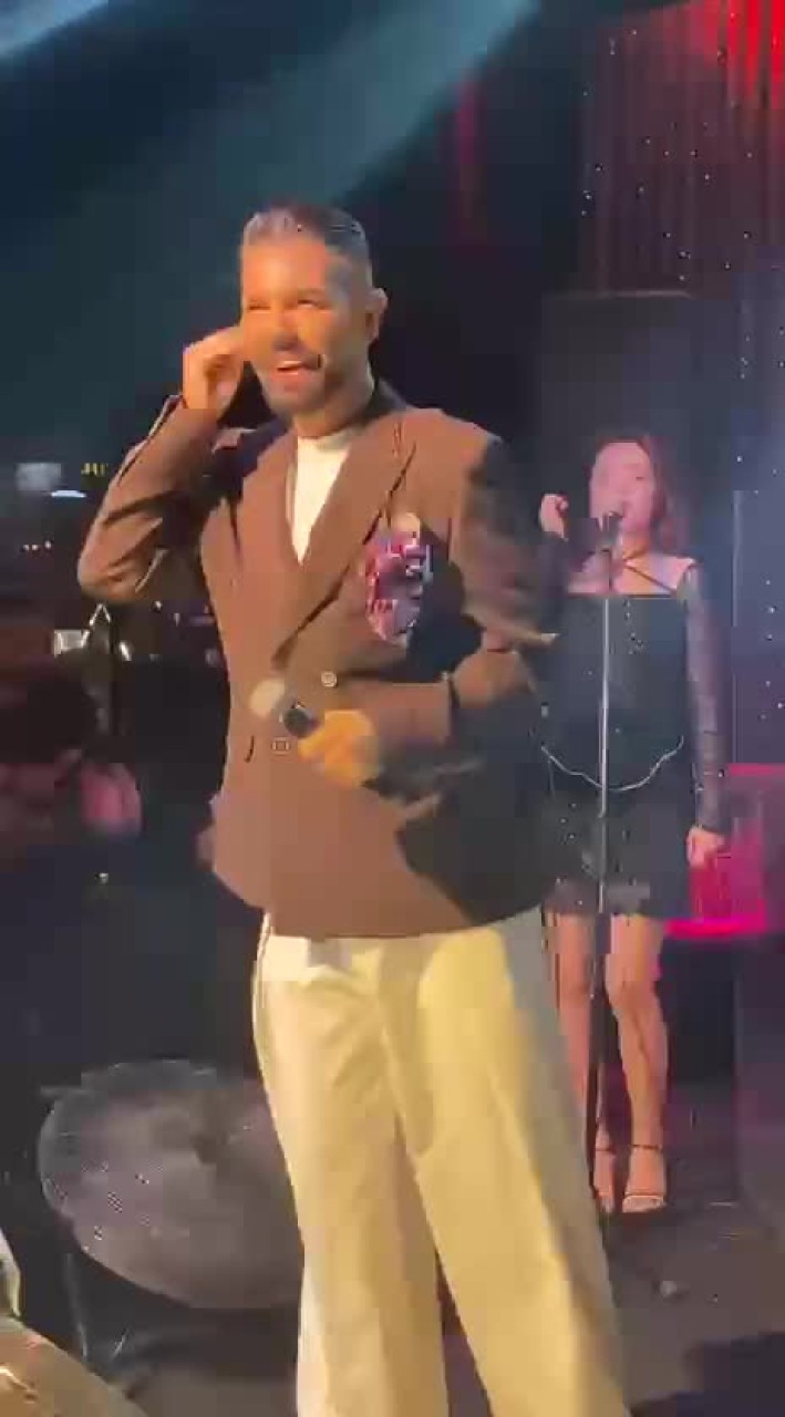 Mehmet Çevik şarkılarıyla Bursalılara dolu dolu bir cuma gecesi yaşattı