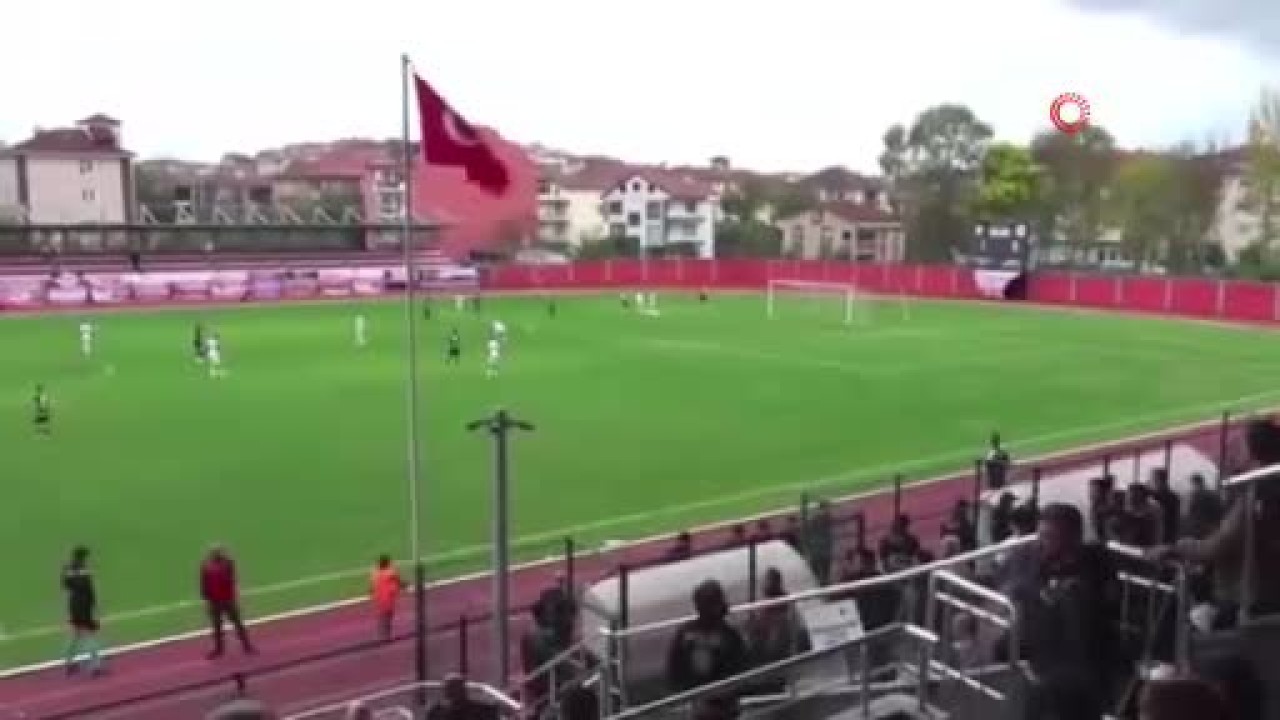 Maçın bitmesine saniyeler kalmıştı! Futbolcu bir anda yere yığıldı
