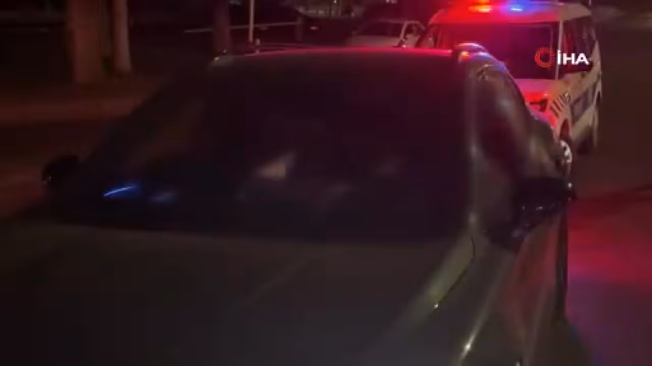 Kayseri'de kırmızı ışıkta bekleyen sürücü ve...