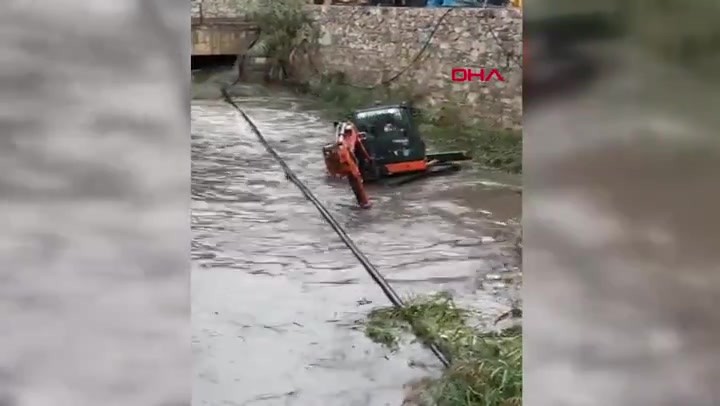 Görüntü Türkiye'nin turizm cennetinden! Yollar trafiğe kapandı, iş yerlerini su bastı