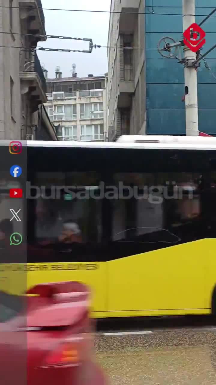 Bursa'nın kalbinde Türk bayraklarına özensiz görüntü!