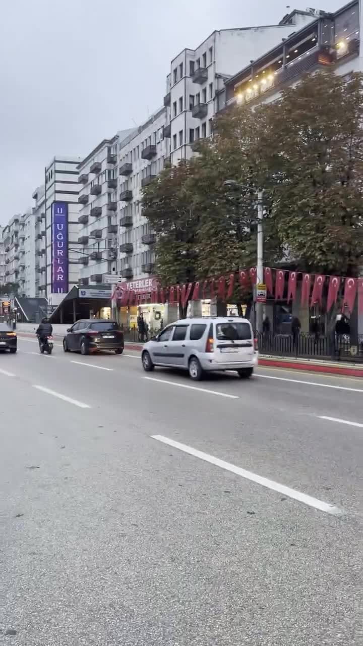 Bursa kırmızı beyaza büründü! Büyükşehir Belediyesi kenti bayraklarla donattı