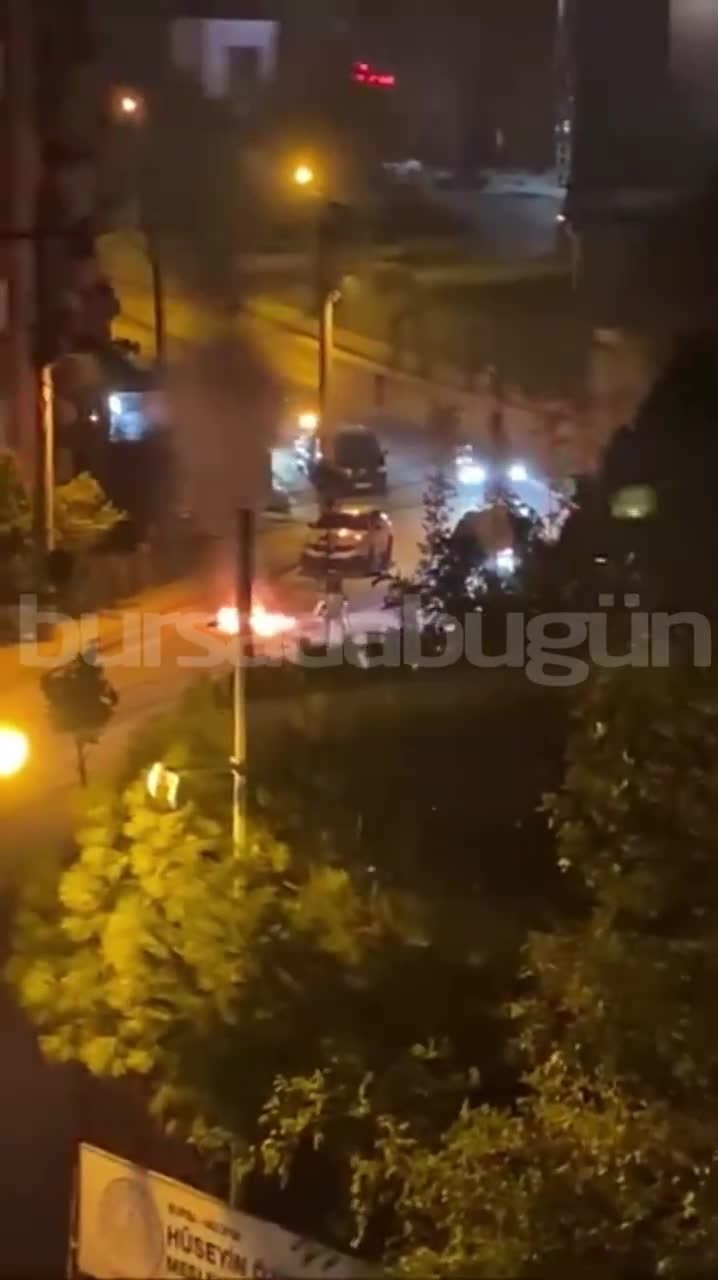 Bursa'da kaza yapan motosiklet alev topuna döndü!