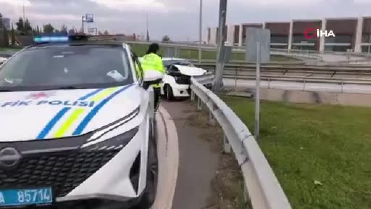 Bursa'da yağmur sonrası korkutan kaza! Bariyerlere çarparak durabildi